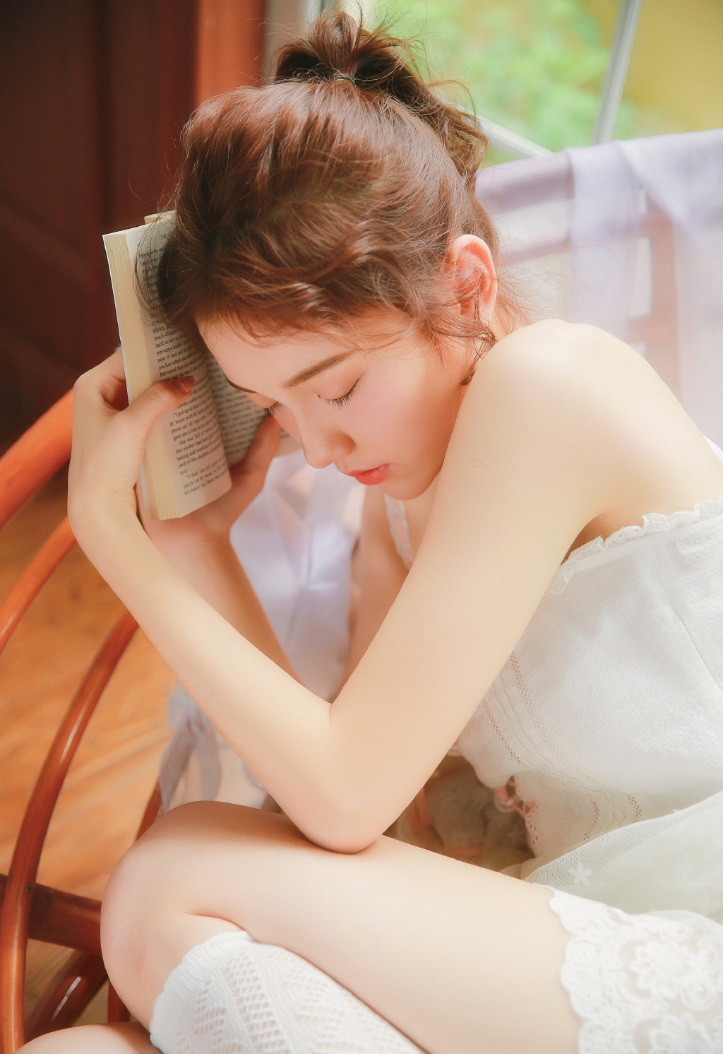 极品美女吊带短裤白丝袜诱惑写真图片