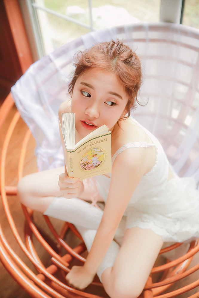 极品美女吊带短裤白丝袜诱惑写真图片