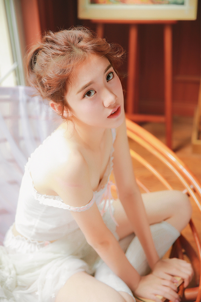 极品美女吊带短裤白丝袜诱惑写真图片