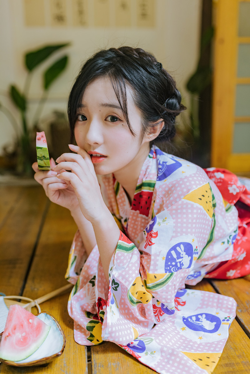 陈意涵青春涂鸦写真图片 天生可爱娃娃脸图片