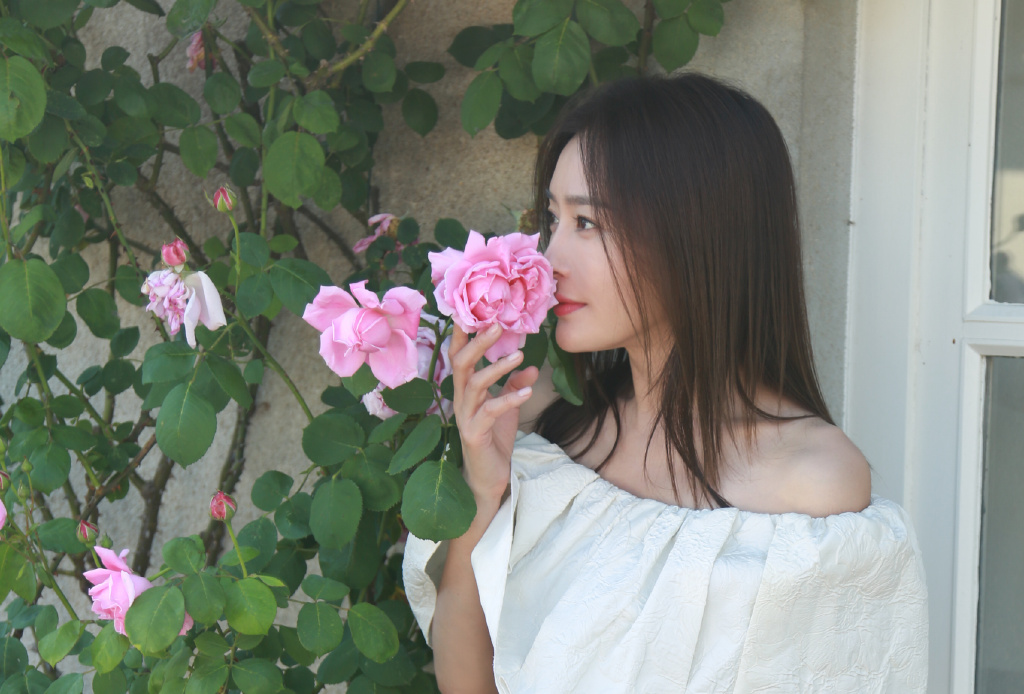 秦岚拼色蓬蓬裙甜美俏皮活动写真图片图片