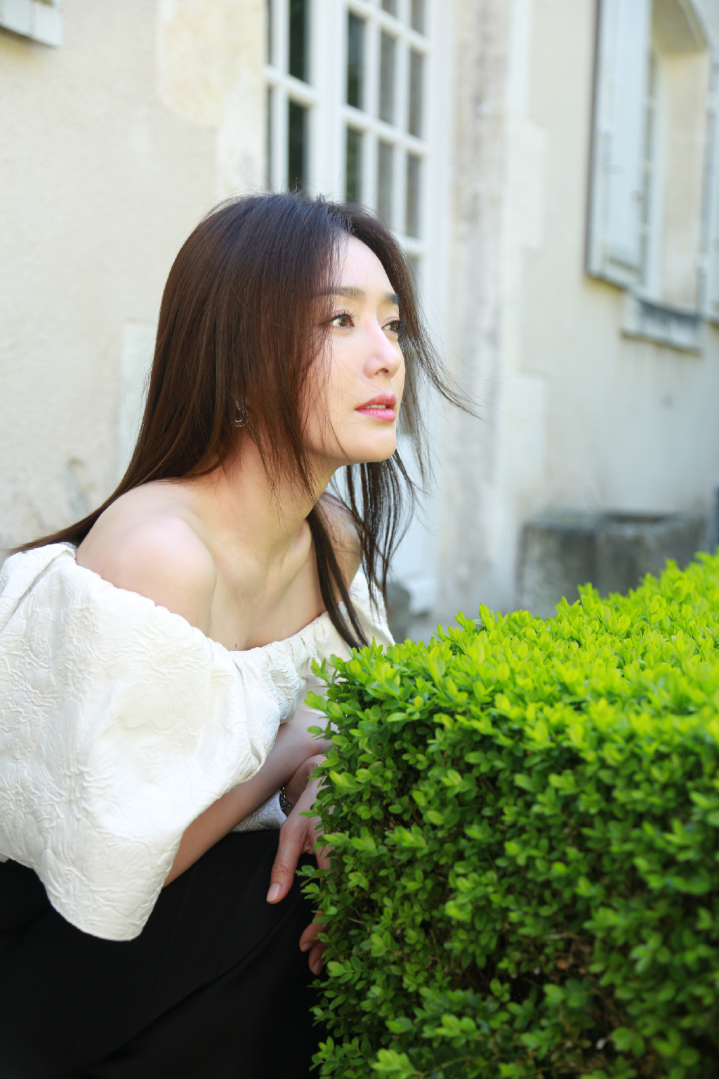 秦岚时尚家居写真图片曝光 复古红唇妩媚而优雅图片