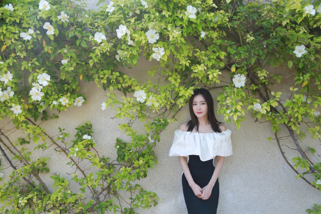 秦岚时尚家居写真图片曝光 复古红唇妩媚而优雅图片
