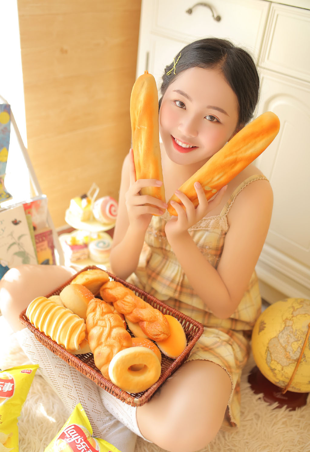 极品美女吊带短裤白丝袜诱惑写真图片
