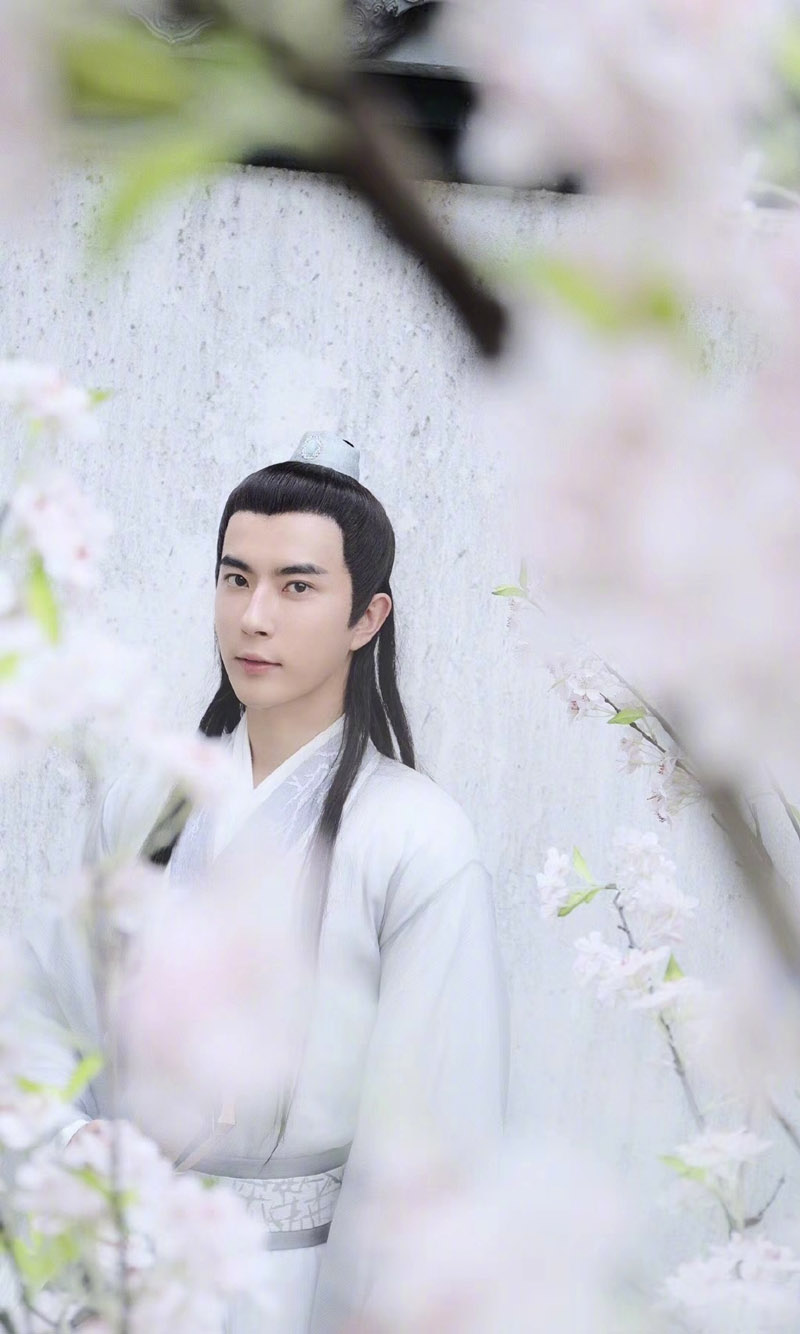 高清新疆乌鲁木齐男明星于朦胧西装白鞋出席某活动现场写真图片图片