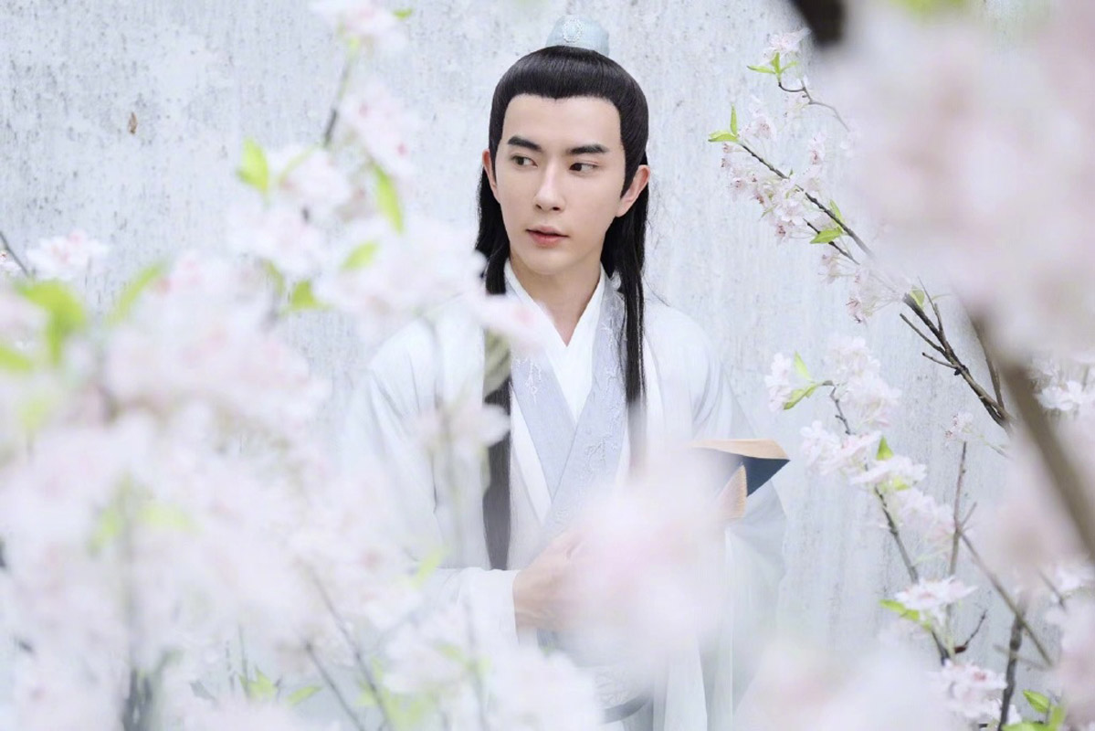 高清新疆乌鲁木齐男明星于朦胧西装白鞋出席某活动现场写真图片图片