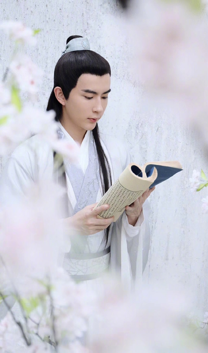 高清新疆乌鲁木齐男明星于朦胧西装白鞋出席某活动现场写真图片图片