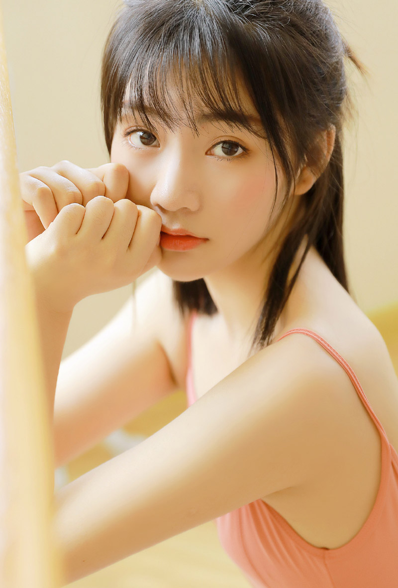 极品美女吊带短裤白丝袜诱惑写真图片