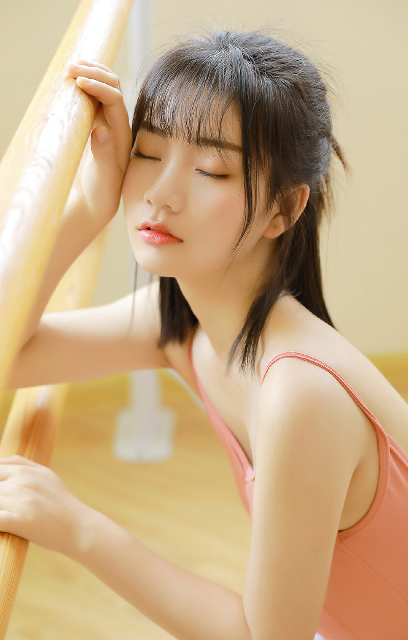 极品美女吊带短裤白丝袜诱惑写真图片