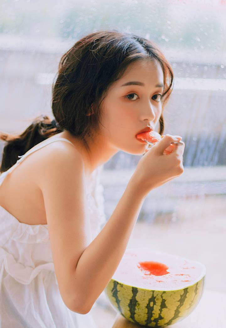 赵雅芝户外花园唯美优雅时尚大片写真图片