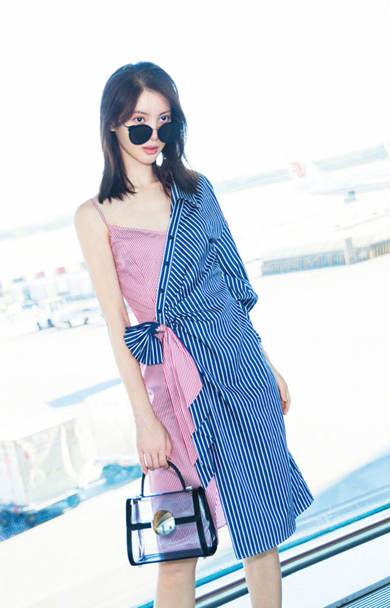 中国大陆山东济南女演员平面模特金晨性感时髦机场照图片图片
