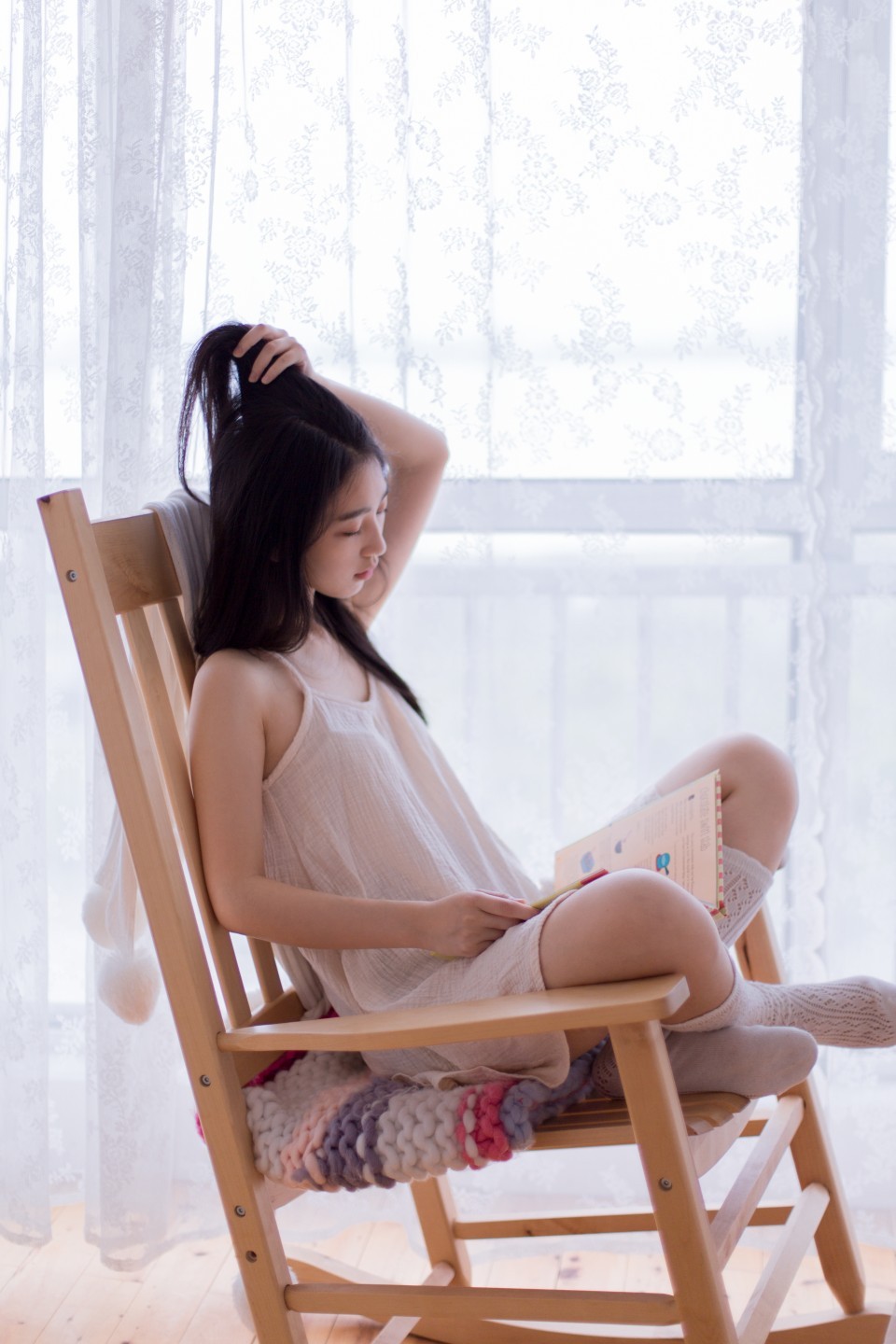 深夜寂寞的女人  性感丰满美女床上自拍照图片