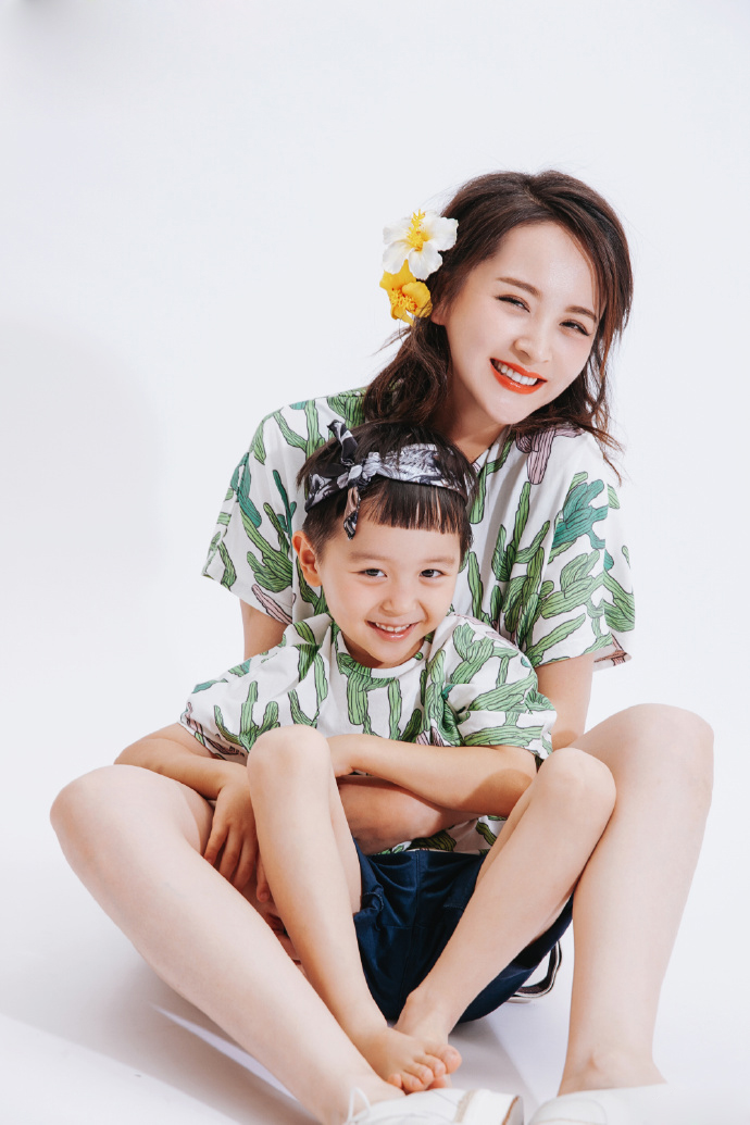 邓莎吊带白裙灵动俏皮写真图片  邓莎图片图片