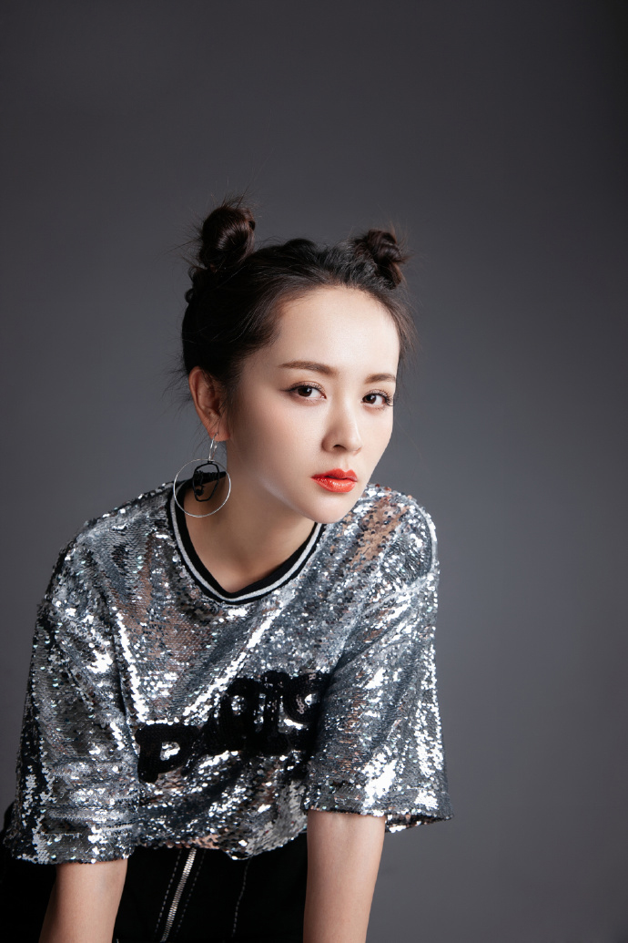 邓莎吊带白裙灵动俏皮写真图片  邓莎图片图片
