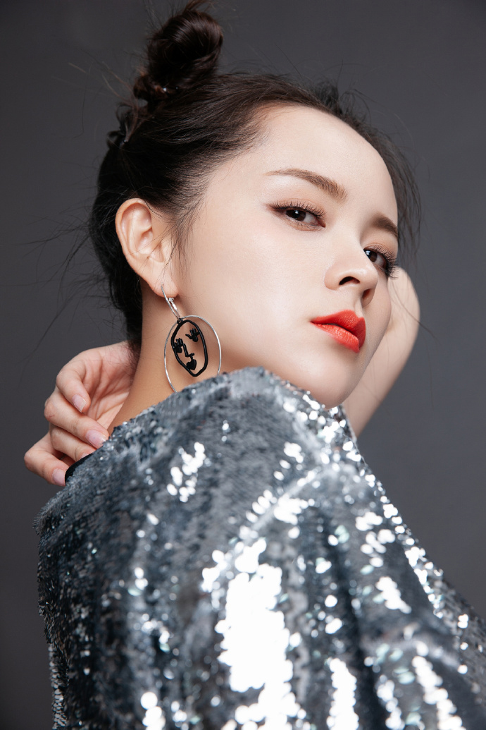 邓莎吊带白裙灵动俏皮写真图片  邓莎图片图片