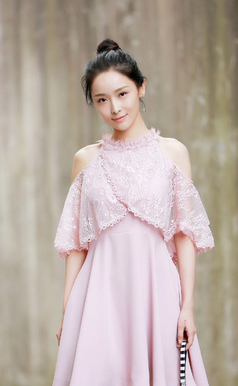 李曼可爱俏皮丸子头写真图片图片