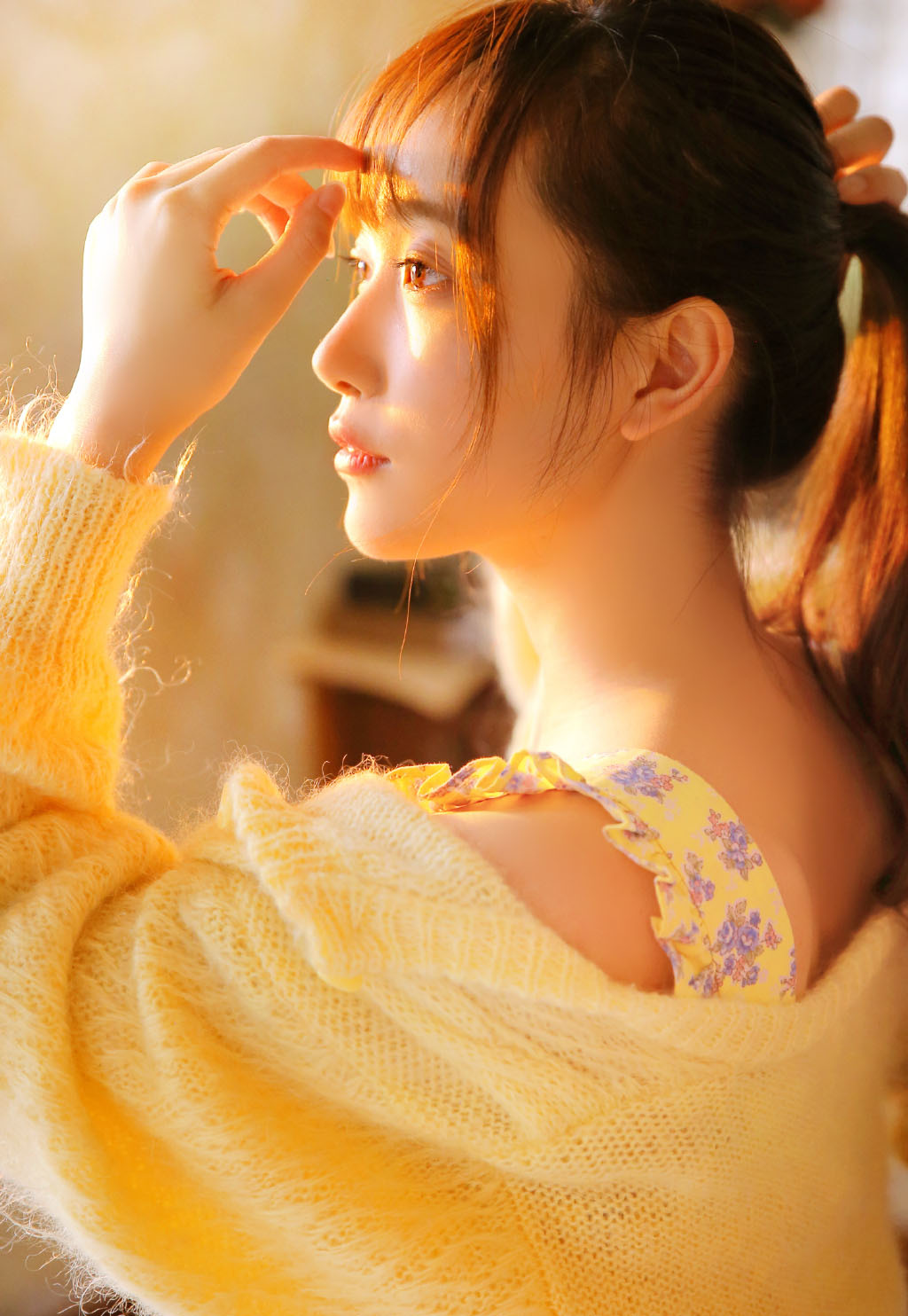 极品美女吊带短裤白丝袜诱惑写真图片