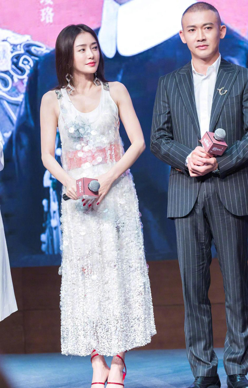 秦岚时尚家居写真图片曝光 复古红唇妩媚而优雅图片