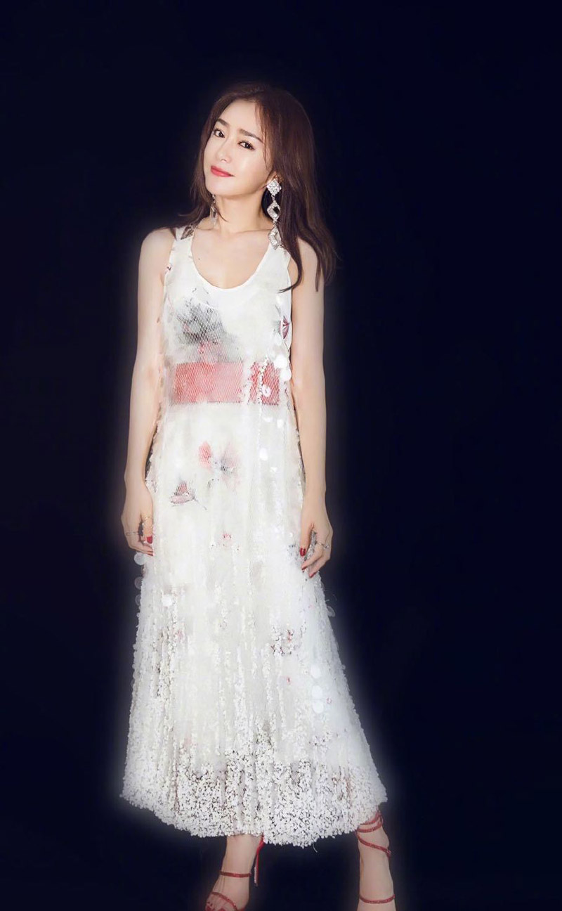 秦岚时尚家居写真图片曝光 复古红唇妩媚而优雅图片