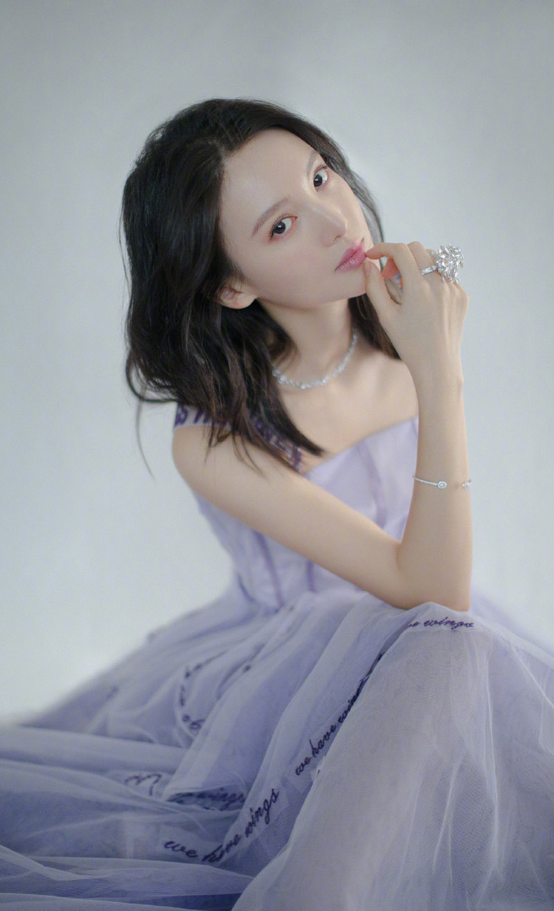 中国大陆山东济南女演员平面模特金晨性感时髦机场照图片图片