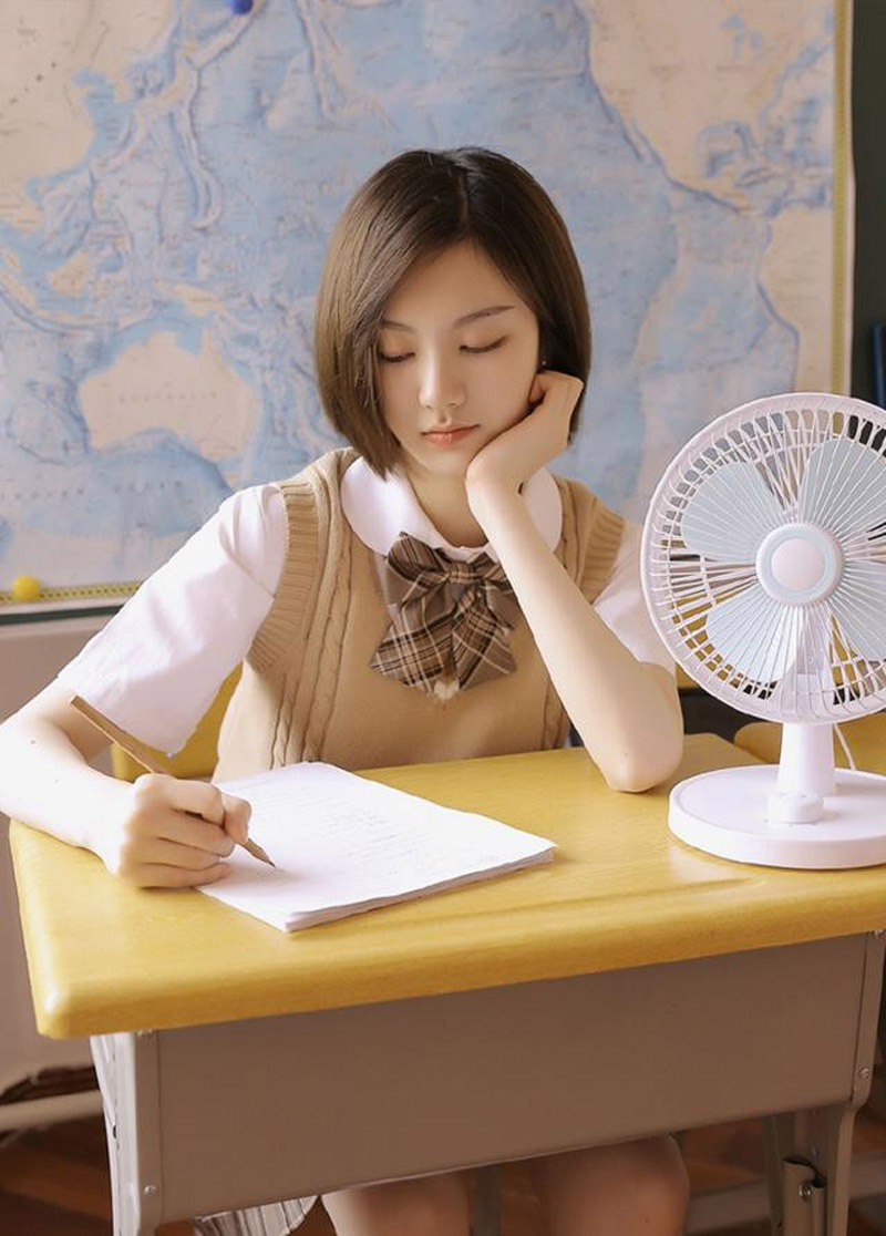 短发清纯美女教室写真图片图片