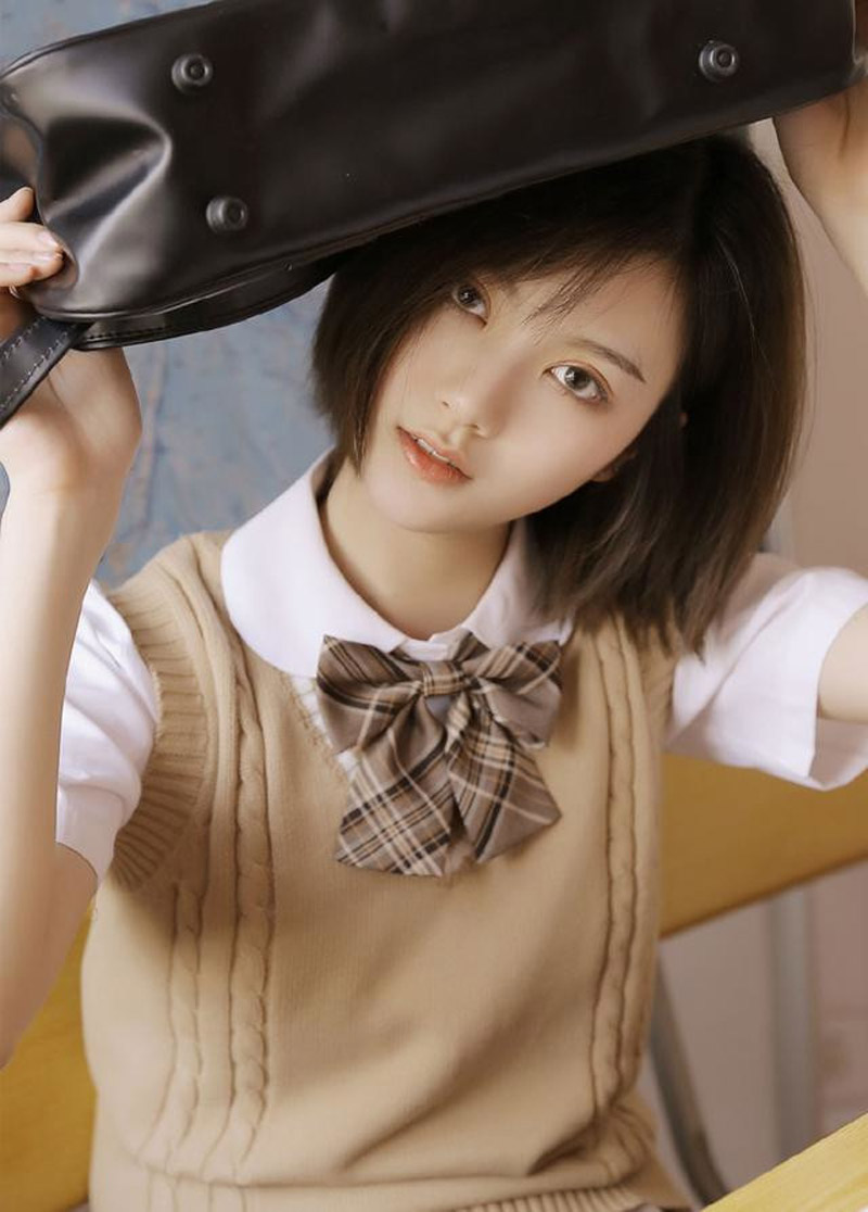 短发清纯美女教室写真图片图片