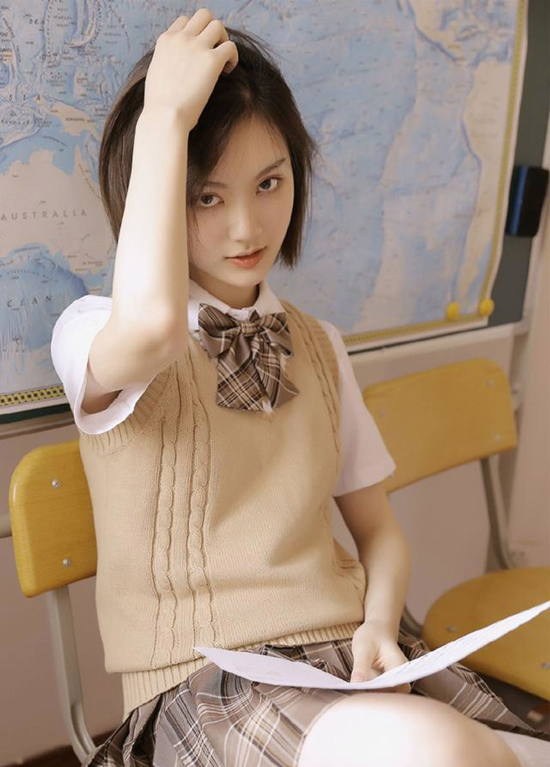 短发清纯美女教室写真图片图片