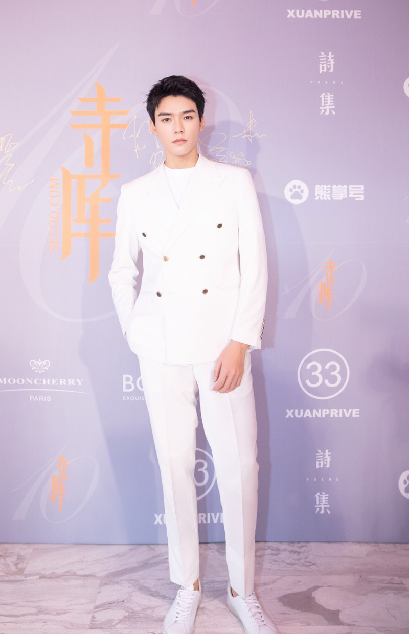 中国大陆新生代演员龚俊帅气有型西装写真图片图片