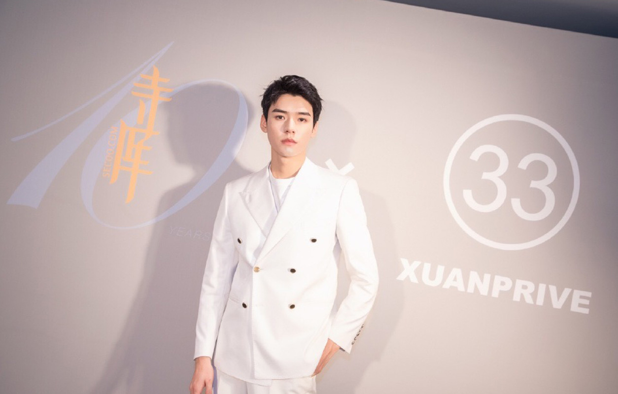 中国大陆新生代演员龚俊白色西装帅气图片图片