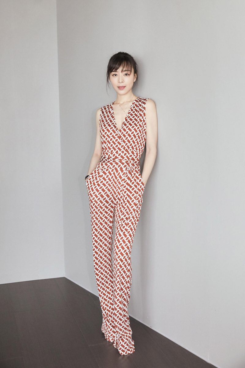 中国内地福建永安女演员张静初红衣造型写真图片：知性优雅图片