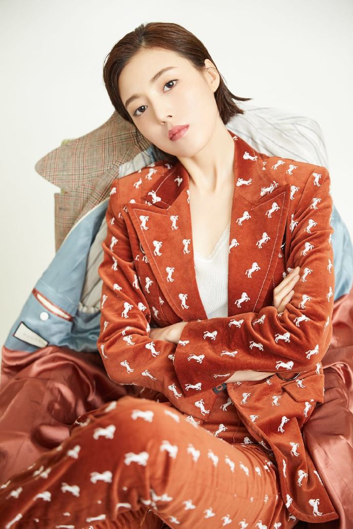 高清何美璇纯黑简洁秀香肩美艳动人写真图片图片