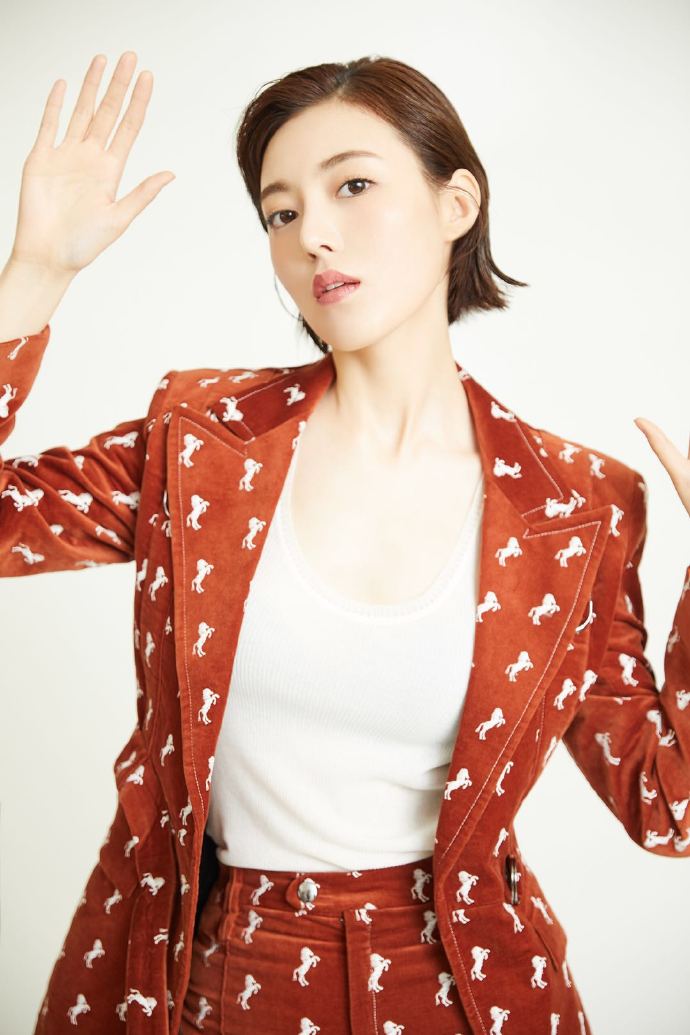 高清何美璇纯黑简洁秀香肩美艳动人写真图片图片