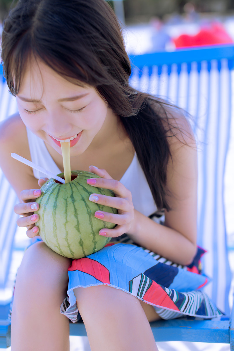 沙滩美女图片