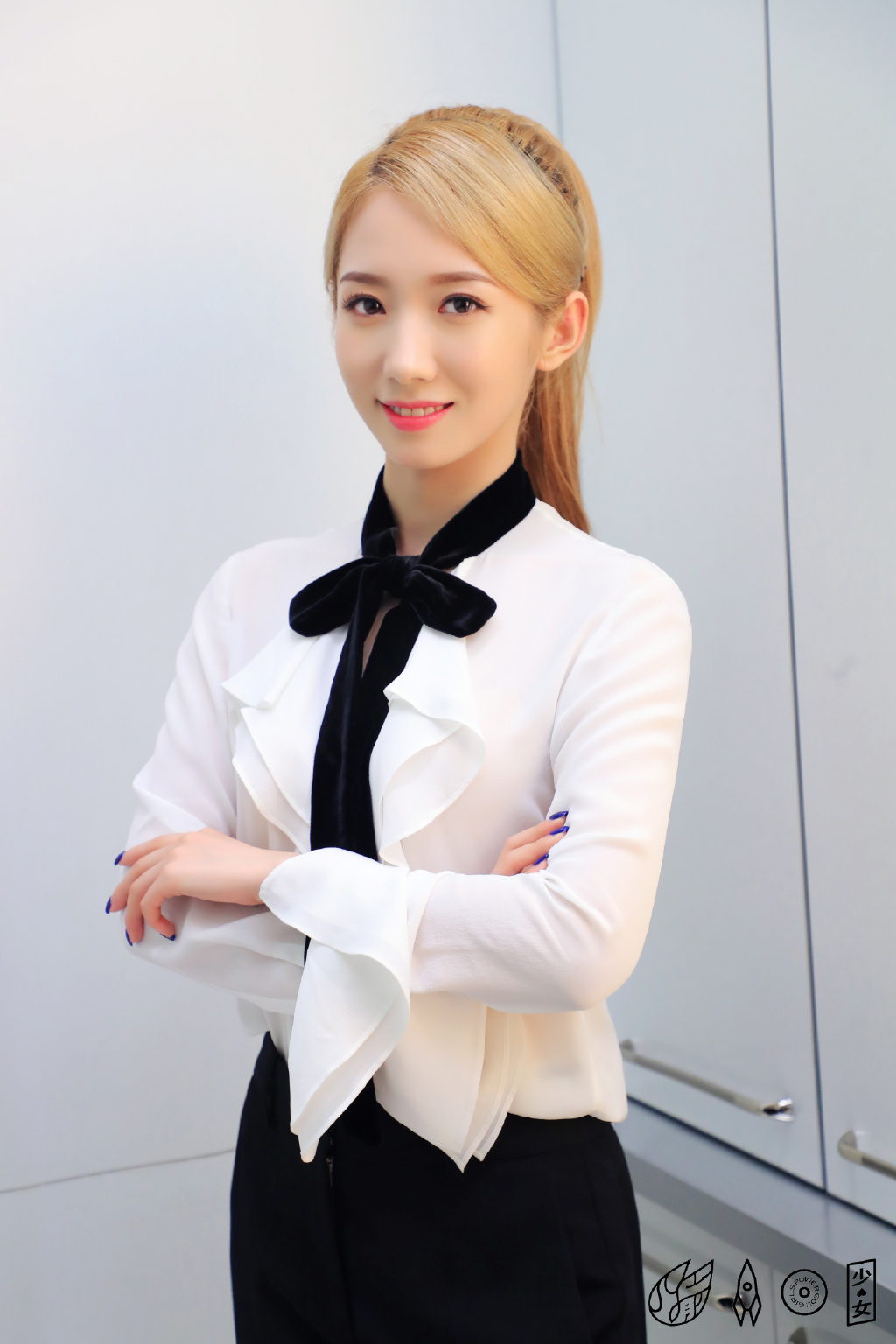 高清女明星孟美岐酷美西装写真图片图片