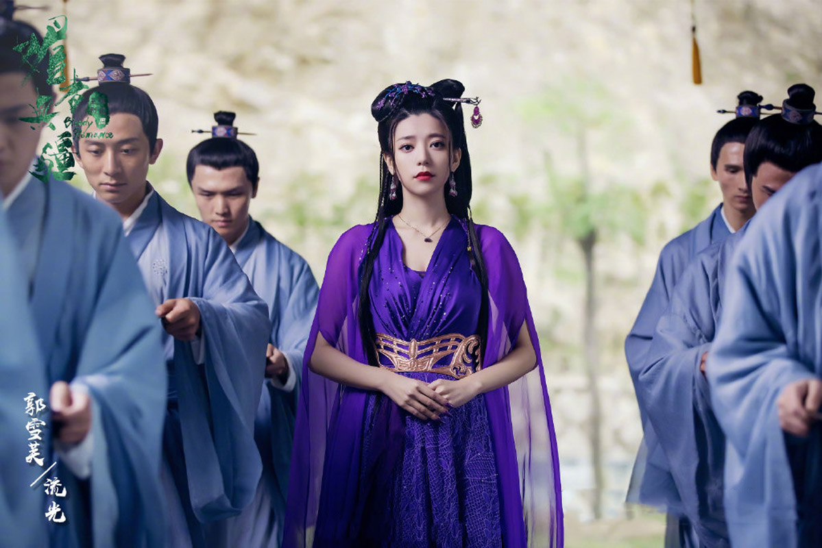中国台湾流行乐女歌手、影视演员、平面模特郭雪芙玩性感居家写真露香肩锁骨图片图片