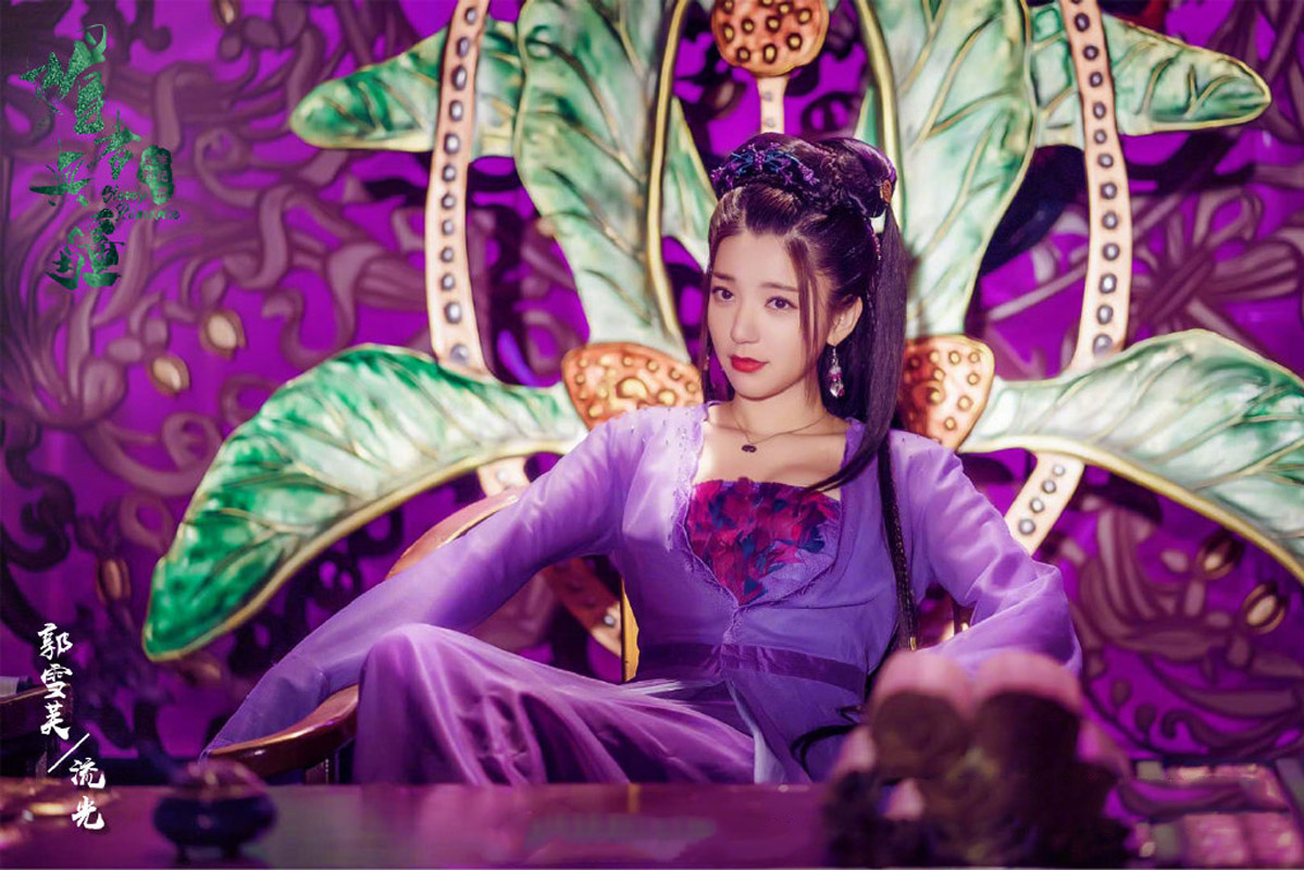 中国台湾流行乐女歌手、影视演员、平面模特郭雪芙玩性感居家写真露香肩锁骨图片图片