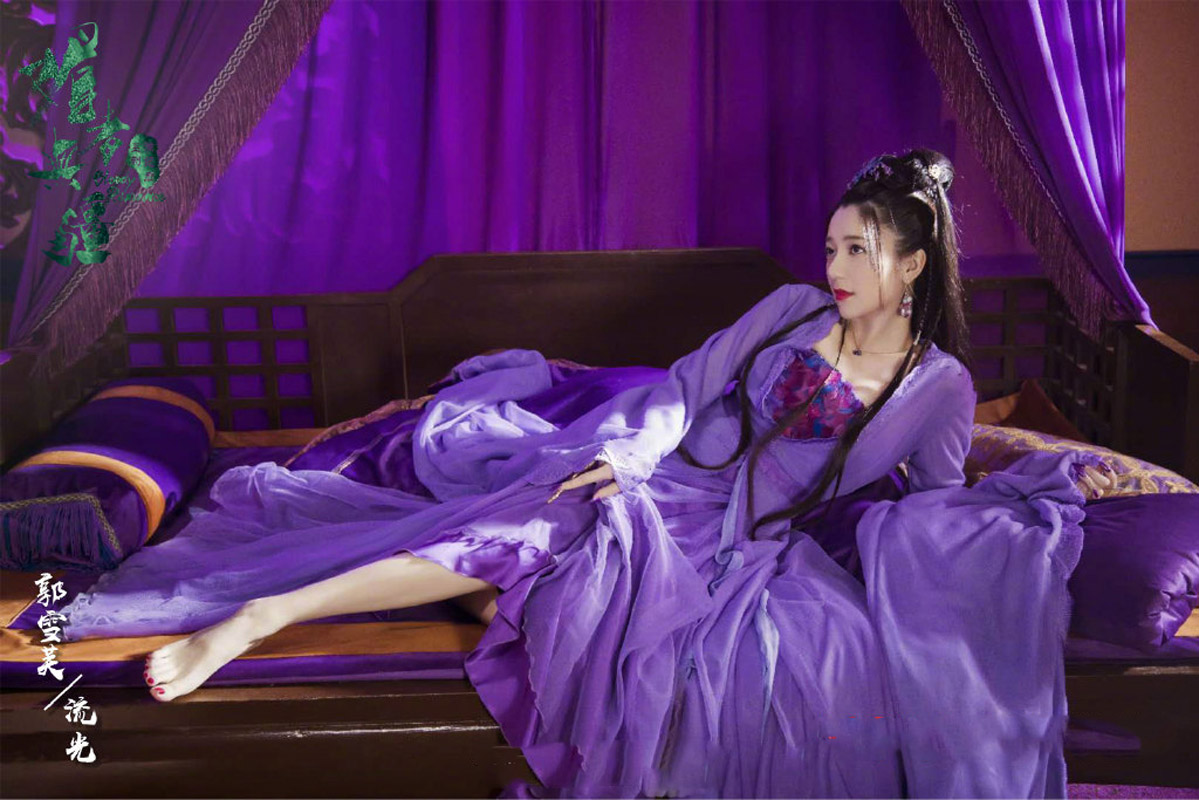 中国台湾流行乐女歌手、影视演员、平面模特郭雪芙玩性感居家写真露香肩锁骨图片图片