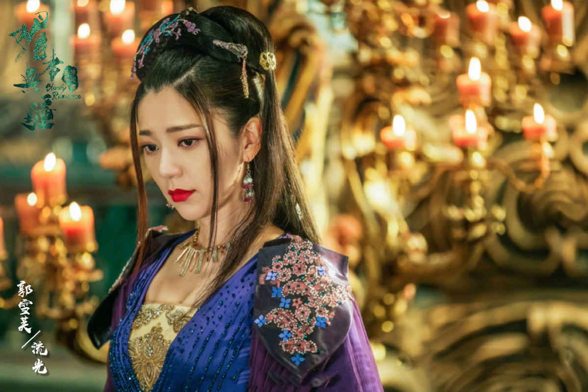 中国台湾流行乐女歌手、影视演员、平面模特郭雪芙玩性感居家写真露香肩锁骨图片图片