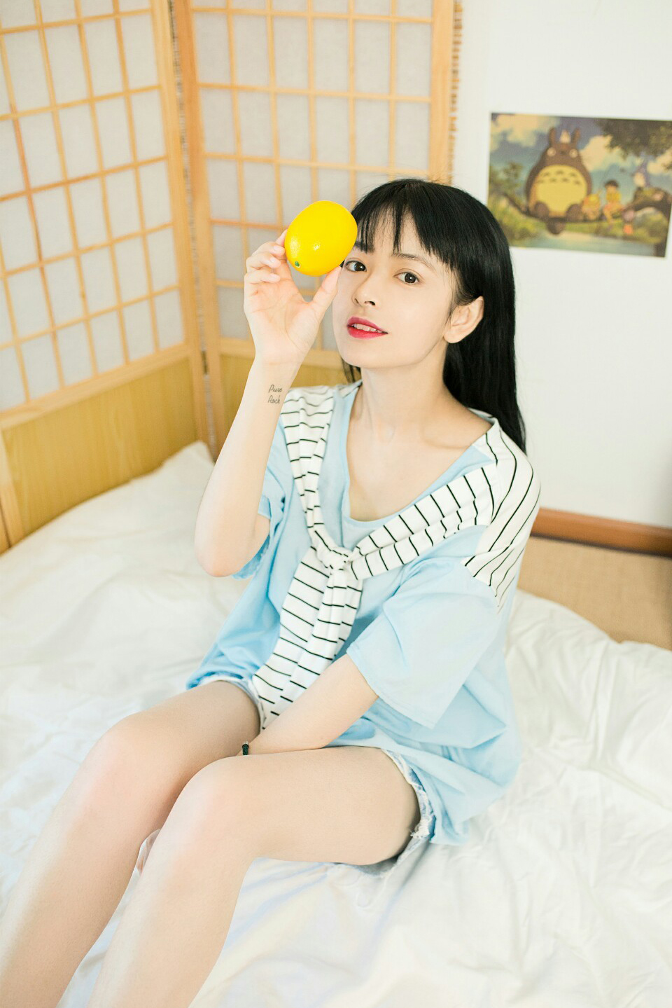 高清最流行女裤性感御姐美女吊带白丝美腿热裤惹火写真图片