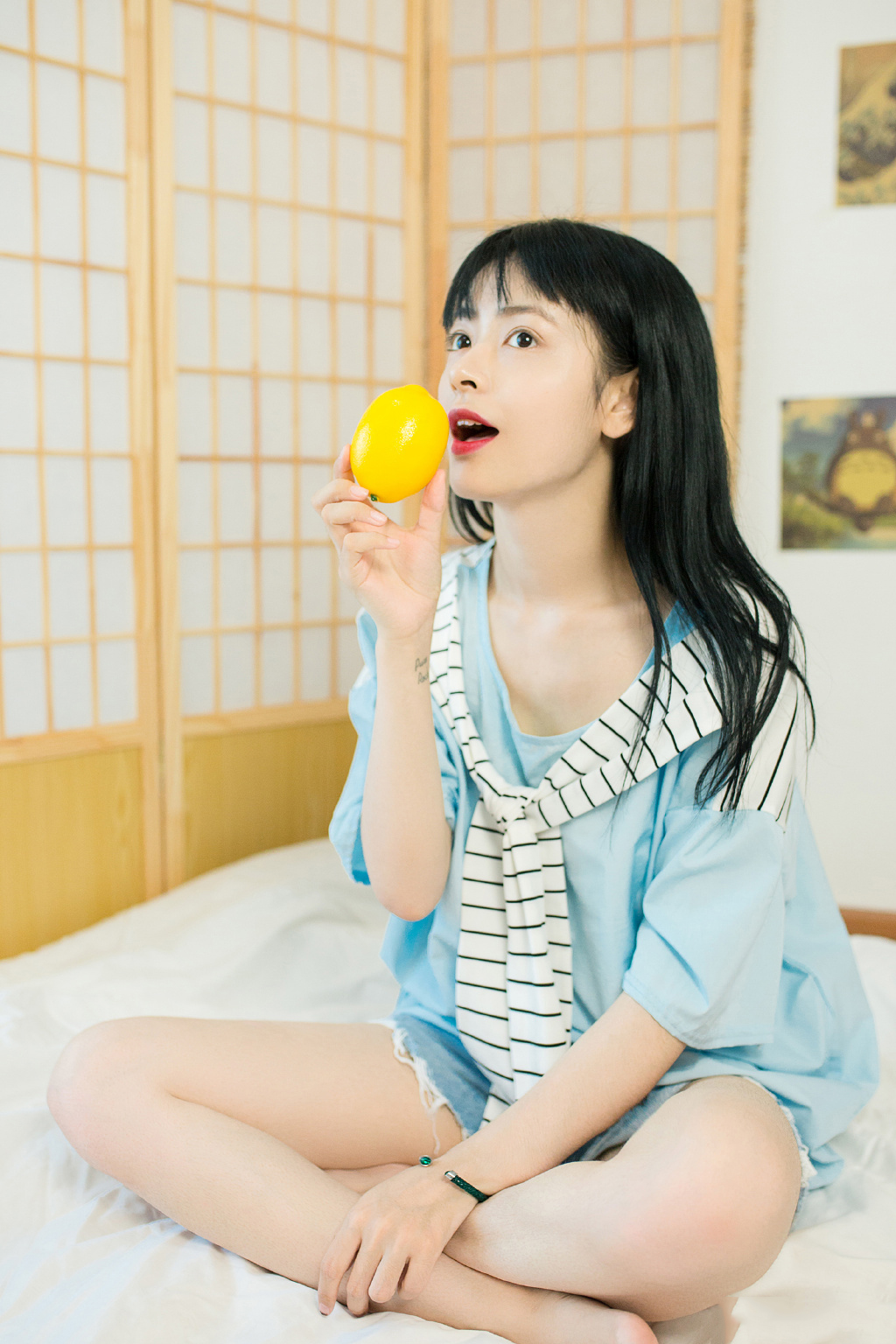 高清最流行女裤性感御姐美女吊带白丝美腿热裤惹火写真图片
