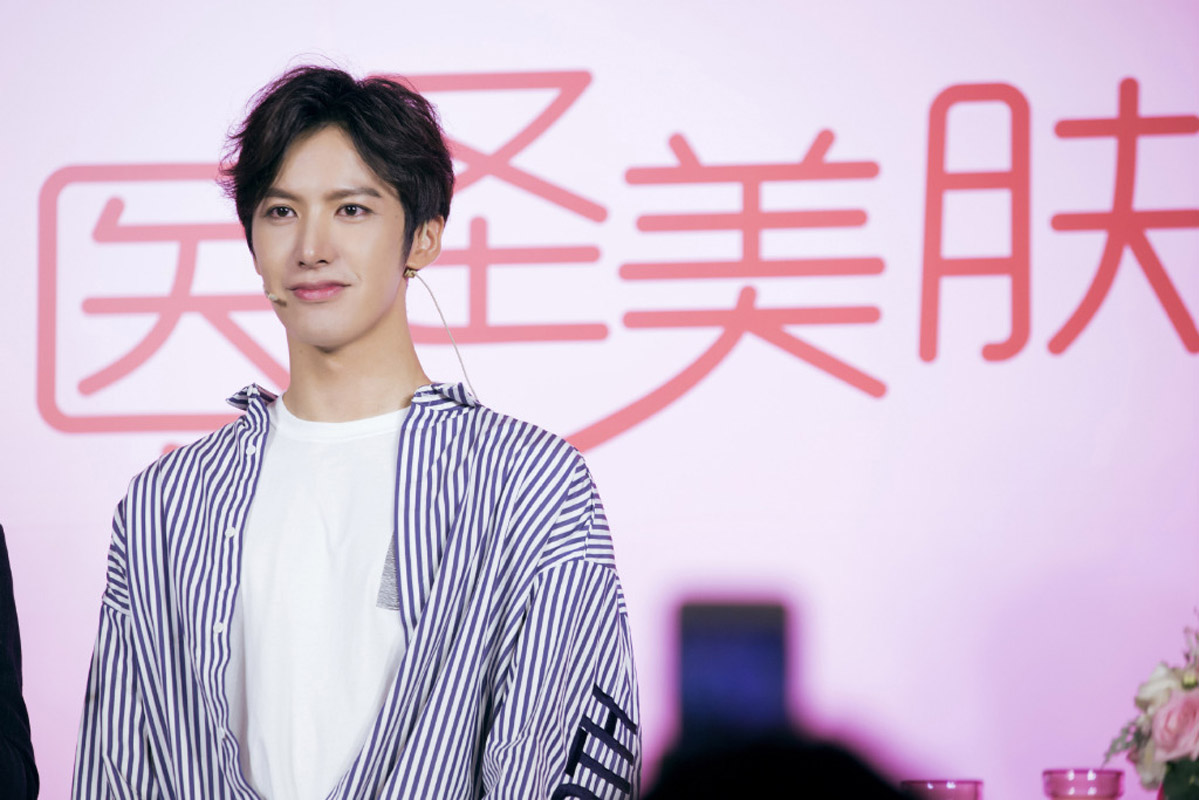 高清中国内地男演员男星赖艺清新帅气活动照图片图片