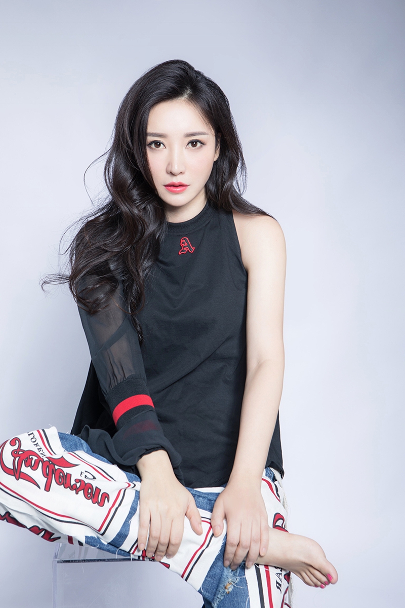 中国内地湖南衡阳女演员柳岩写真电脑桌面壁纸之网络美女图片