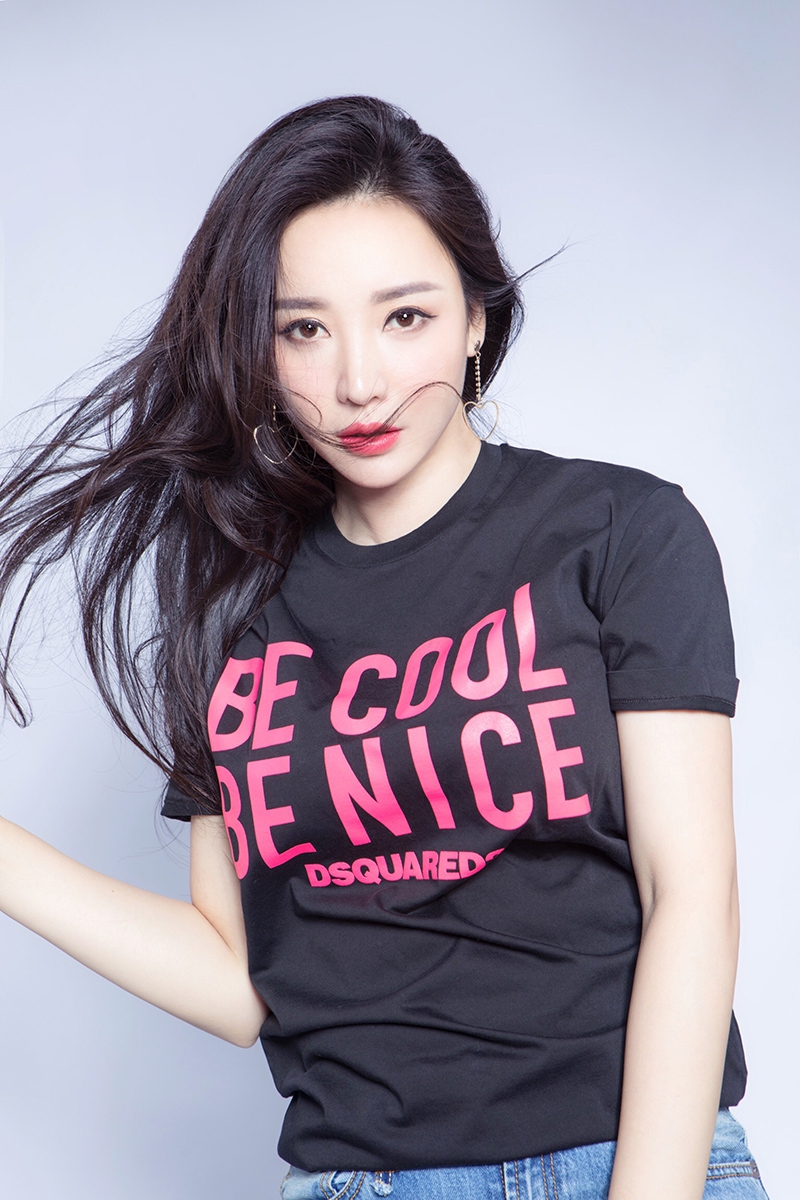 中国内地湖南衡阳女演员柳岩写真电脑桌面壁纸之网络美女图片