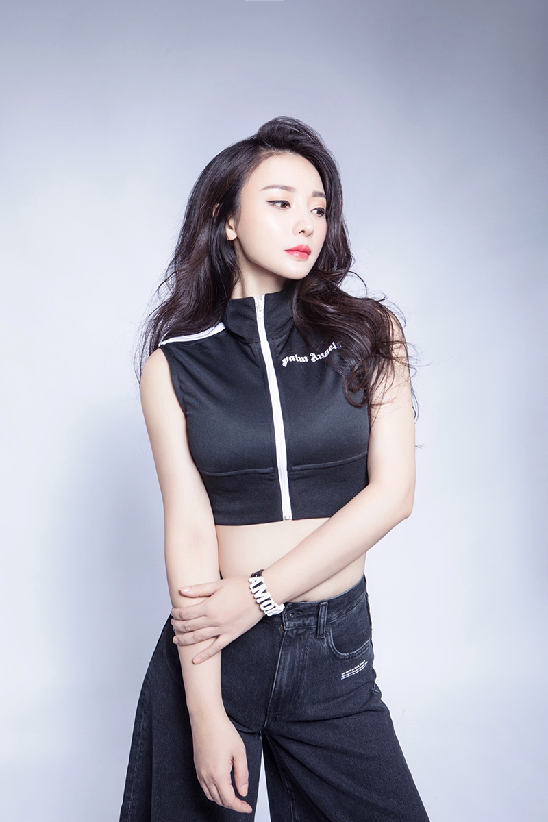 中国内地湖南衡阳女演员柳岩写真电脑桌面壁纸之网络美女图片