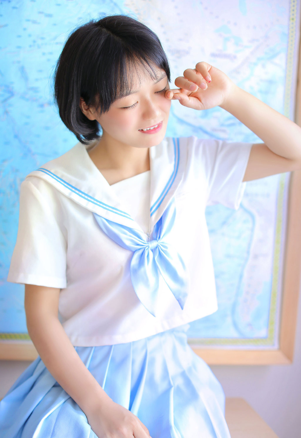 短发美女大学生性感mm制服诱惑写真图片