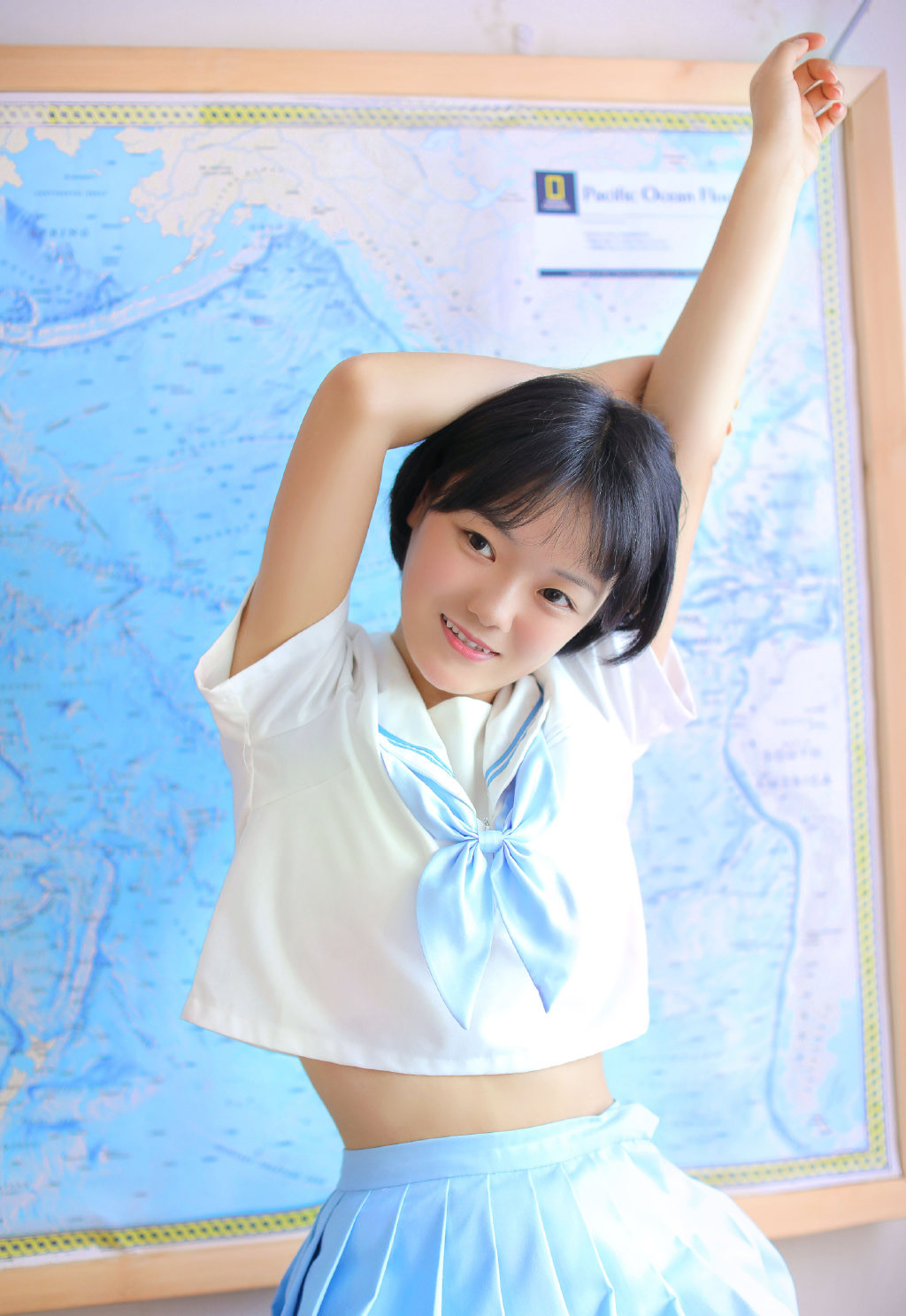 短发美女大学生性感mm制服诱惑写真图片