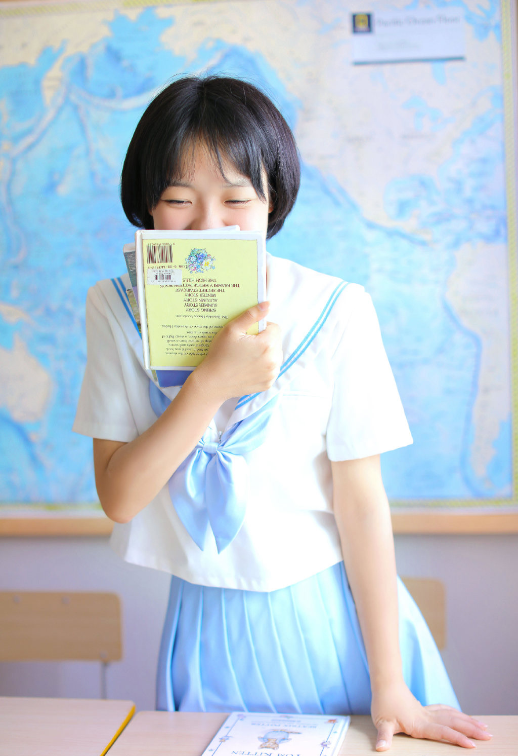 短发美女大学生性感mm制服诱惑写真图片