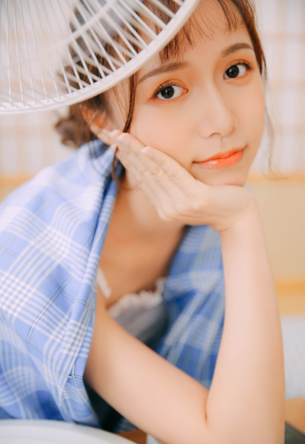 高清00后青春美少女热裤美女吊带锁骨性感私房写真图片