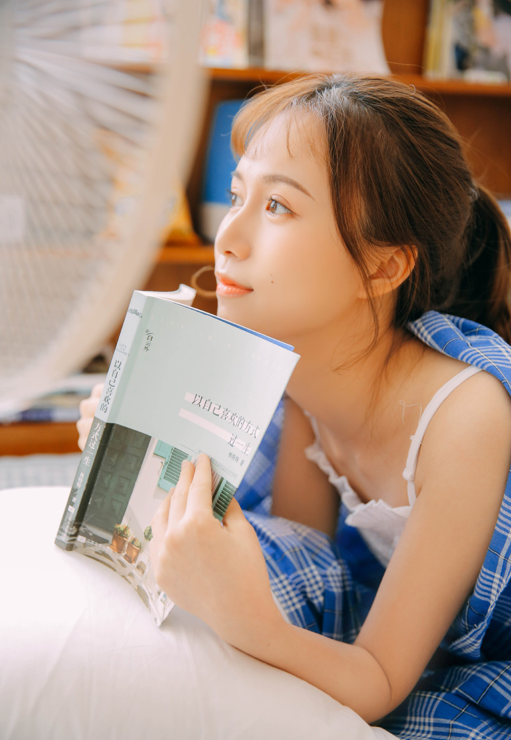 高清00后青春美少女热裤美女吊带锁骨性感私房写真图片