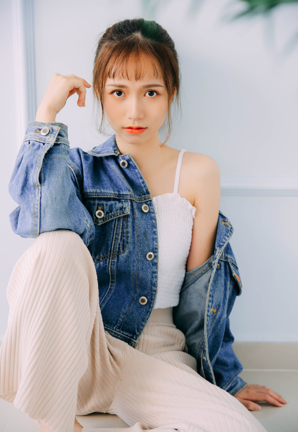 高清00后青春美少女热裤美女吊带锁骨性感私房写真图片